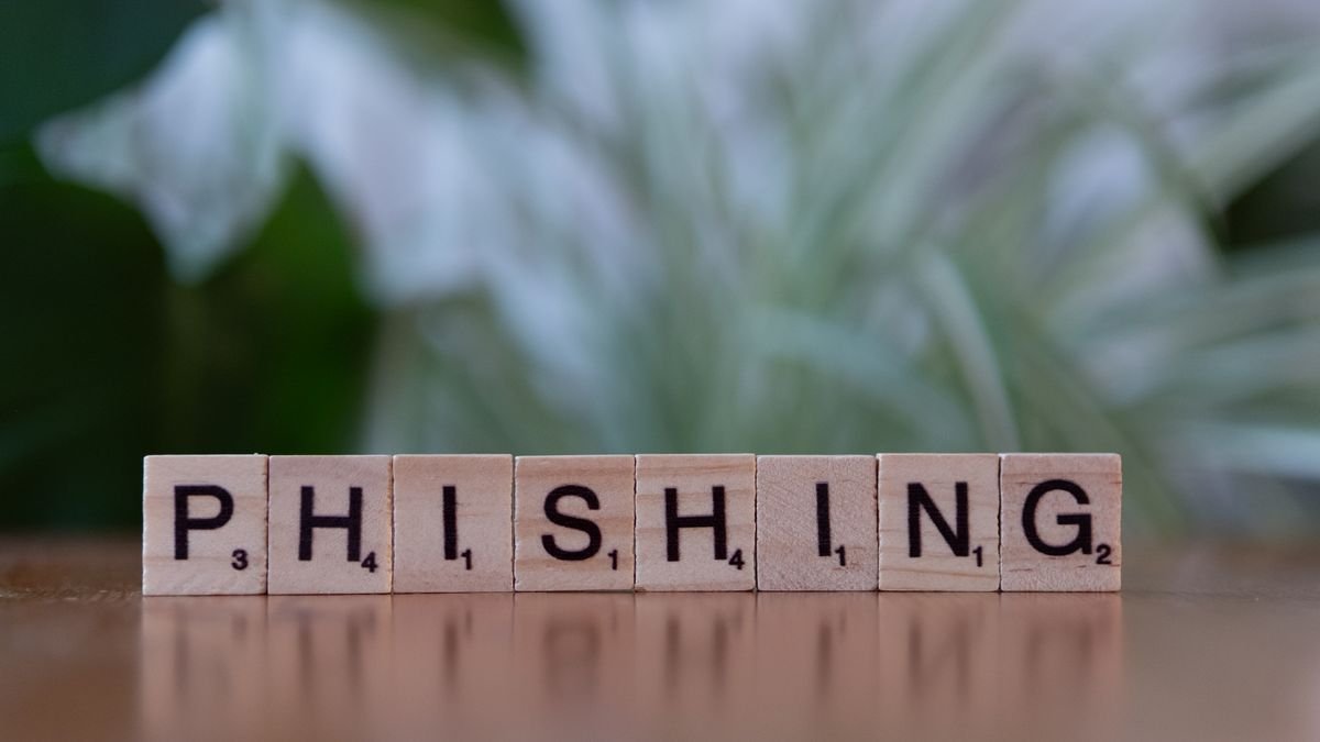 Ubin kayu huruf yang membentuk kata phishing sebagai lambang ancaman keamanan siber